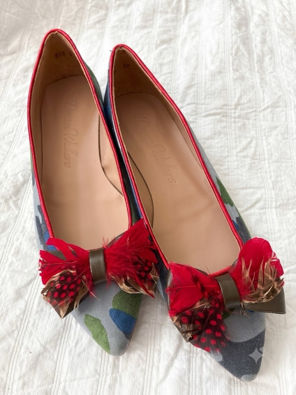 Dream Walkers "Artemisa" camouflage & red feather bow pointed toe flats 37